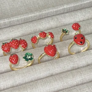 Anelli aperti in rame dorato con adorabili motivi di fragole rosse e coccinelle.