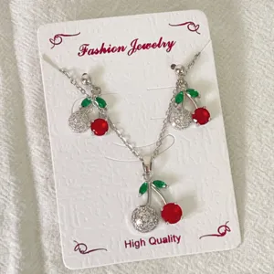 Elegantes Kirsch Halskette und Ohrringe Schmuckset mit roten Kristallsteinen Damen.