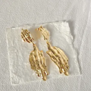 Orecchini pendenti dorati irregolari martellati, gioielli retrò in metallo astratto da donna