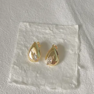 Meravigliosi orecchini asimmetrici a goccia placcati in oro 18k con zirconi scintillanti.