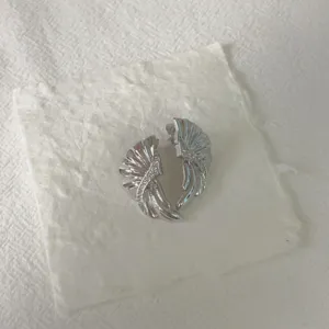 Schicke silberne Muschelohrringe mit glitzerndem Zirkonia, elegantes Design für den Alltag.