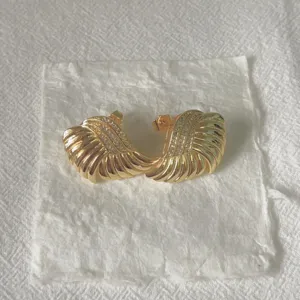 Europäischer und amerikanischer Stil Gold Muschel Zirkon Ohrringe, elegantes Flügel Design.