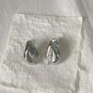 Orecchini a lobo irregolari in metallo floreale a goccia con zircone, gioielli vintage retrò.
