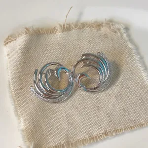 Eleganti orecchini a lobo in zircone rame 18K irregolari con design metallico intrecciato.
