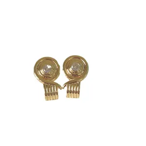 Orecchini a spirale dorati vintage con pietra centrale, elegante design retro vista.