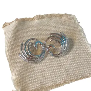 Orecchini a lobo irregolari in rame con zirconi cubici, design elegante per le donne.