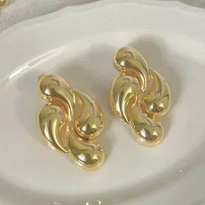 Orecchini a lobo a goccia metallici dorati, dettaglio creativo scultoreo per le donne.