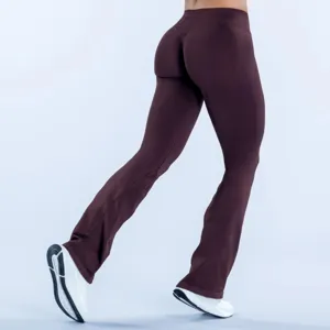 Gedetailleerd shot van donkerbruine high-waist uitlopende yogabroek, professionele sportkleding.