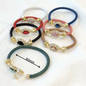 Dettagli del lussuoso bracciale in zircone ovale con rame placcato oro 18K e design in pelle.