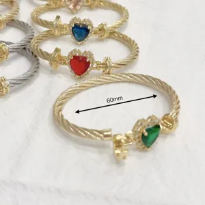 Ρετρό επιχρυσωμένο βραχιόλι καλωδίου 18K με αστραφτερό κρεμαστό καρδιά ζιρκόν 60mm