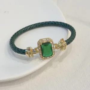 Dettaglio squisito del bracciale in pelle verde vintage con pietra di cristallo zircone.