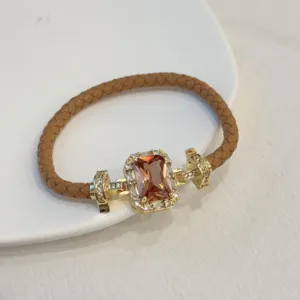 Bracciale in pelle intrecciata vintage di lusso con dettaglio pendente quadrato in zircone placcato.