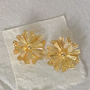 Exaggerated 18K gold plated flower petal earrings, stunning luxury banquet jewelry for women.