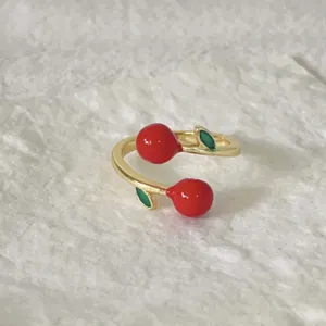 Leuke schattige rode kersen open ring, emaille fruit goudkleurige verstelbare damesring.