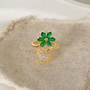 Prachtige open koperen zirkoniumring met een prachtige groene bloem en een stralend hart.