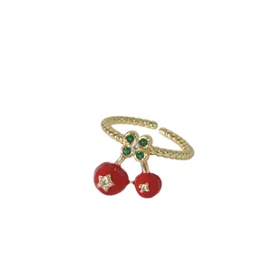 Zoete rode kersen open ring met groen blad en gouden getwiste band dames mode sieraden
