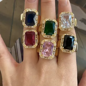 Vista dettagliata di anelli di lusso con pietra quadrata in zircone e design elegante.