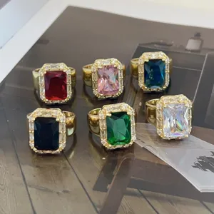 Set di anelli regolabili quadrati placcati in oro 18k eleganti, gioielli alla moda colorati.