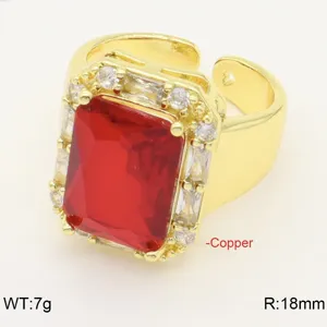 Anello placcato oro regolabile con grande pietra rossa rettangolare e zirconi luminosi.