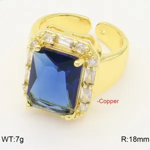 Elegante anello con zircone blu rettangolare e fascia regolabile in rame placcato oro.