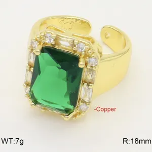 Anello massiccio con pietra verde e contorno di zirconi, montatura in rame regolabile.