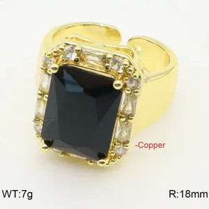 Anello regolabile in rame placcato oro con pietra nera rettangolare e zirconi scintillanti.