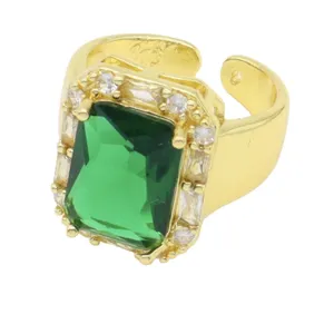 Lussuoso anello pietra verde con alone di zirconi brillanti, fascia dorata regolabile.