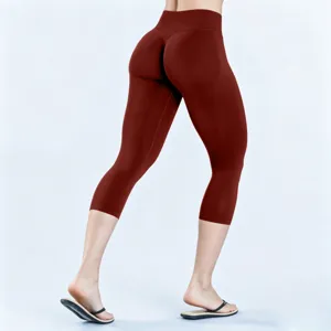Gedetailleerd overzicht van bordeauxrode naadloze capri fitness leggings met push-up effect.