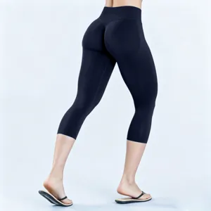 Zwarte naadloze korte yogalegging met push-up ontwerp voor de billen en hoge taille voor fitness.