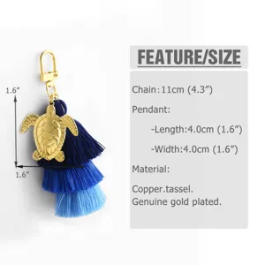 Pendentif tortue dorée avec porte-clés pompon bleu dégradé, accessoire de sac élégant.