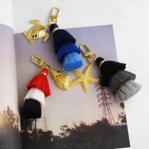 Ensemble de porte-clés à pompons colorés avec charmants pendentifs tortue étoile de mer.
