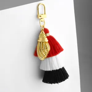 Porte-clés pompon élégant rouge blanc noir avec charm coquillage doré pour sacs de femmes
