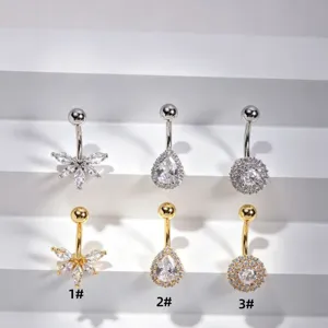 Vue détaillée de piercings de nombril en acier inoxydable avec des zircons brillants.