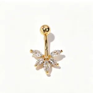 Vue en gros plan du piercing de nombril en fleur de cristal étincelante avec barre en acier doré.