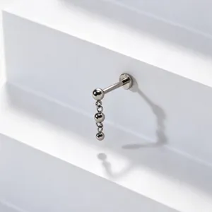 Titan Labret Stecker Piercing Schmuck mit hängender Perlenkette für Ohr und Lippe.