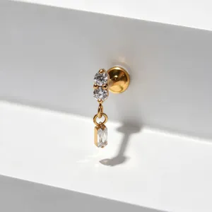 G23 titanium kraakbeen piercing oorbellen met fonkelende zirkonia stenen en hanger.