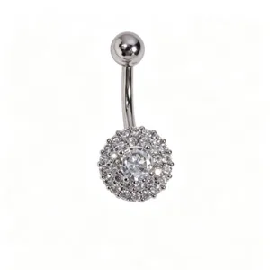 Gros plan détaillé sur le bijou de piercing de nombril en oxyde de zirconium étincelant.