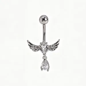 Dettaglio piercing ombelico in acciaio inox con ciondolo ali cuore in zircone primo piano.