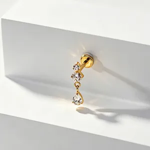 G23 Titan Piercing Schmuck mit funkelnden Zirkonia Steinen und elegantem Anhänger Detail.