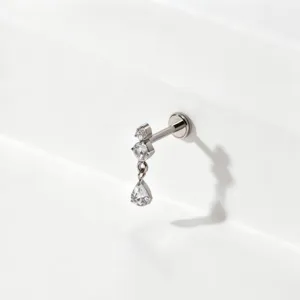 Detailansicht des G23 Titan Labret Piercings mit Zirkonia Stein und hängendem Anhänger.