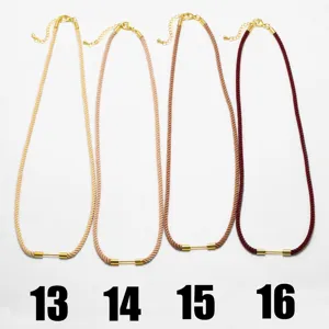 Detalles de primeros planos de cordones de collar tejidos a mano con accesorios dorados.