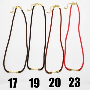 Accesorios de cordón de collar DIY trenzados hechos a mano coloridos con detalles dorados.