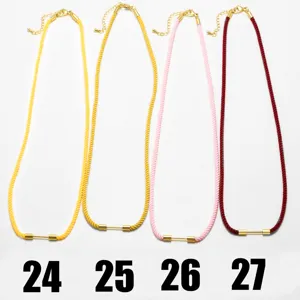 Cordón de collar DIY tejido a mano con detalles metálicos dorados para bisutería.