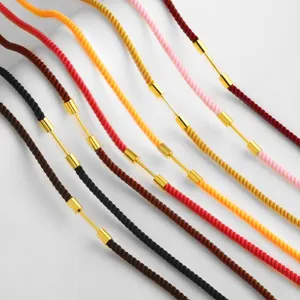 Accesorios de cordón de collar DIY trenzados hechos a mano coloridos con tubos de metal dorado.