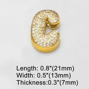Detailaufnahme eines vergoldeten Buchstaben C Anhängers mit funkelnden Zirkonia Steinen.