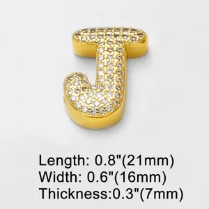 Nahaufnahme des goldenen, dicken Buchstaben-J-Anhängers mit funkelnden Zirkoniasteinen.