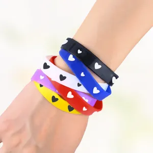 Vista ravvicinata dettagliata di braccialetti in silicone colorati con simpatici cuori.