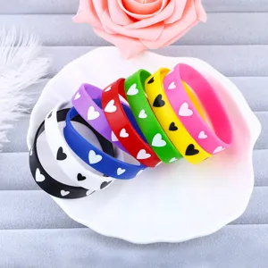 Bracciali in silicone colorati con motivi a cuore, braccialetti in gomma per lo sport.
