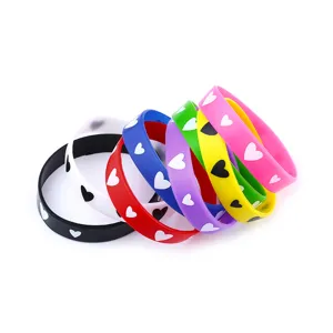 Set di braccialetti in silicone colorati con cuori, braccialetti sportivi alla moda in gomma