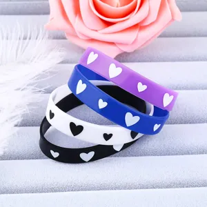 Braccialetti in silicone colorato con stampa a cuore, ideali per lo sport e regali quotidiani.